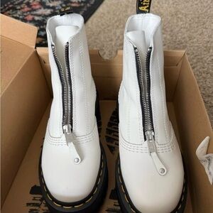 Dr. Martens Jetta Quad Retro Zip Boots – White – US 6